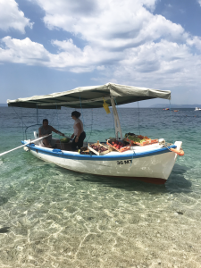 Podgoran rannalle tullut hedelmävene, Magarskan Riviera, Kroatia