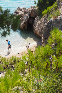 Turkoosi poukama Makarskan Rivieralla, Kroatiassa